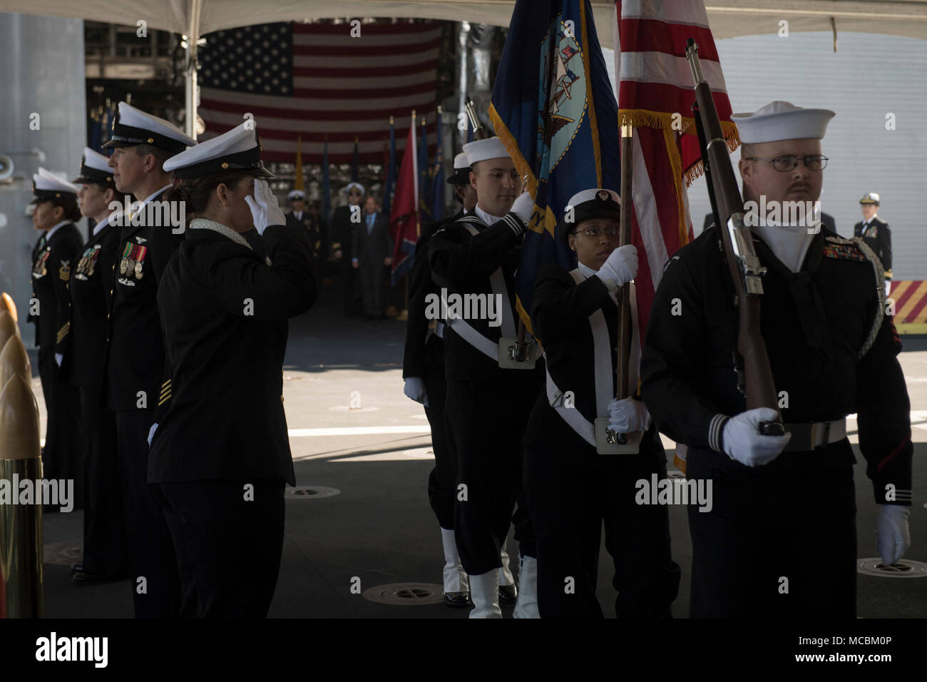 SAN DIEGO (30. März 2018) ein Seemann macht Ehren der Color Guard bei einem Befehl Zeremonie für Commander, Littoral Combat Ship Squadron (COMLCSRON). Während der Zeremonie, Kapitän Matthew McGonigle, ein Eingeborener von Turnersville, New Jersey, erleichtert, Kapitän Jordy Harrison, ein Eingeborener von Columbia, Maryland, als Kommandant, COMLCSRON, wobei McGonigle des 9. commodore des Geschwaders. Stockfoto