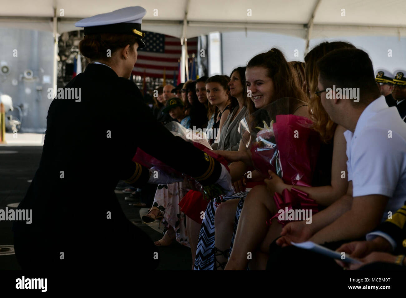 SAN DIEGO (30. März 2018) Familie Mitglieder der Kapitän Jordy Harrison sind Blumen bei einem Befehl Zeremonie für Commander, Littoral Combat Ship Squadron (COMLCSRON) vorgestellt. Während der Zeremonie, Kapitän Matthew McGonigle, ein Eingeborener von Turnersville, New Jersey, erleichtert, Harrison, ein Eingeborener von Columbia, Maryland, als Kommandant, COMLCSRON, wobei McGonigle des 9. commodore des Geschwaders. Stockfoto