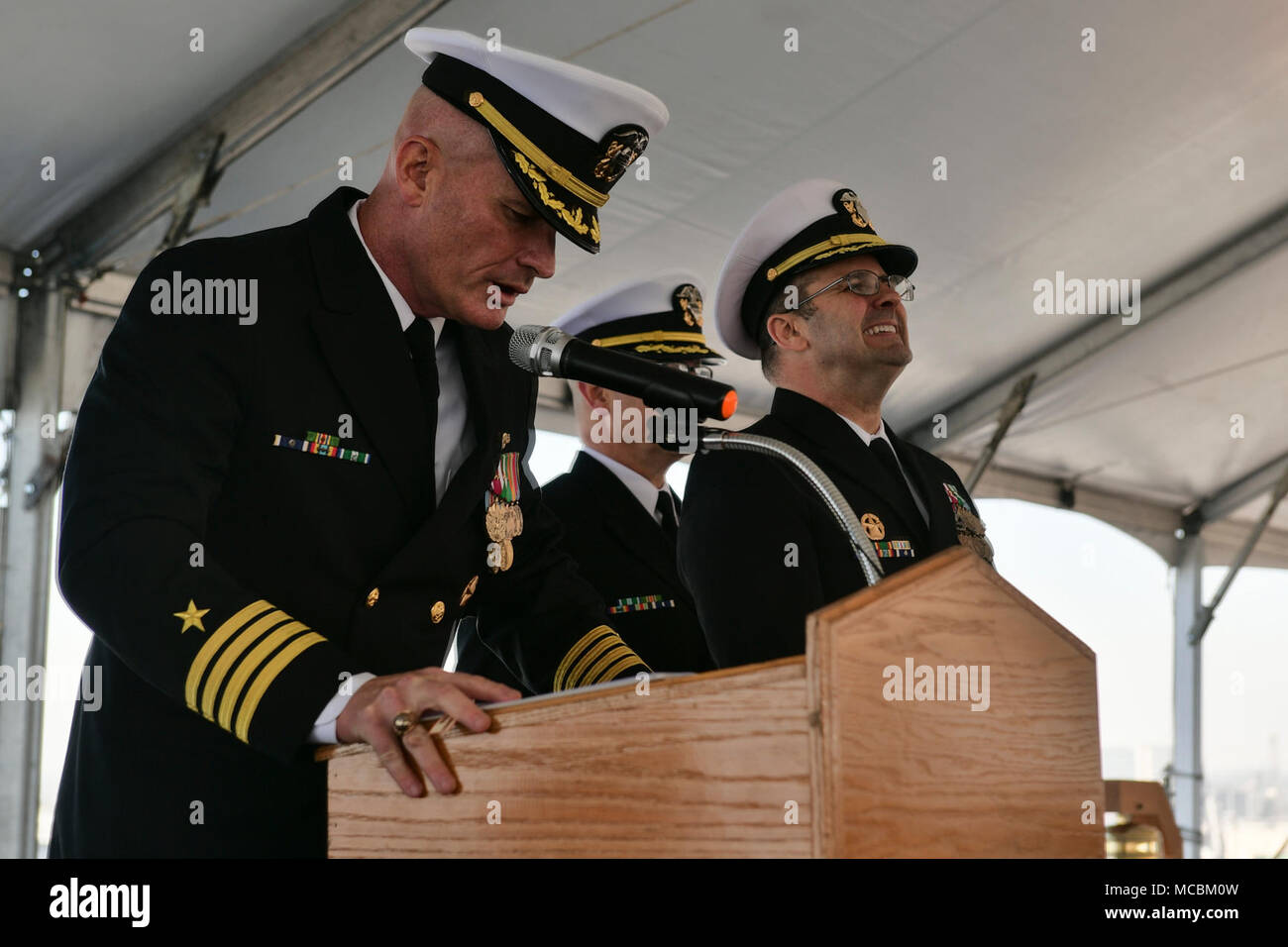 SAN DIEGO (30. März 2018) Kapitän Matthew McGonigle, ein Eingeborener von Turnersville, New Jersey, liest seine Bestellungen bei einem Befehl Zeremonie für Commander, Littoral Combat Ship Squadron (COMLCSRON). Während der Zeremonie McGonigle entlastet Kapitän Jordy Harrison, ein Eingeborener von Columbia, Maryland, als Kommandant, COMLCSRON, wobei McGonigle des 9. commodore des Geschwaders. Stockfoto