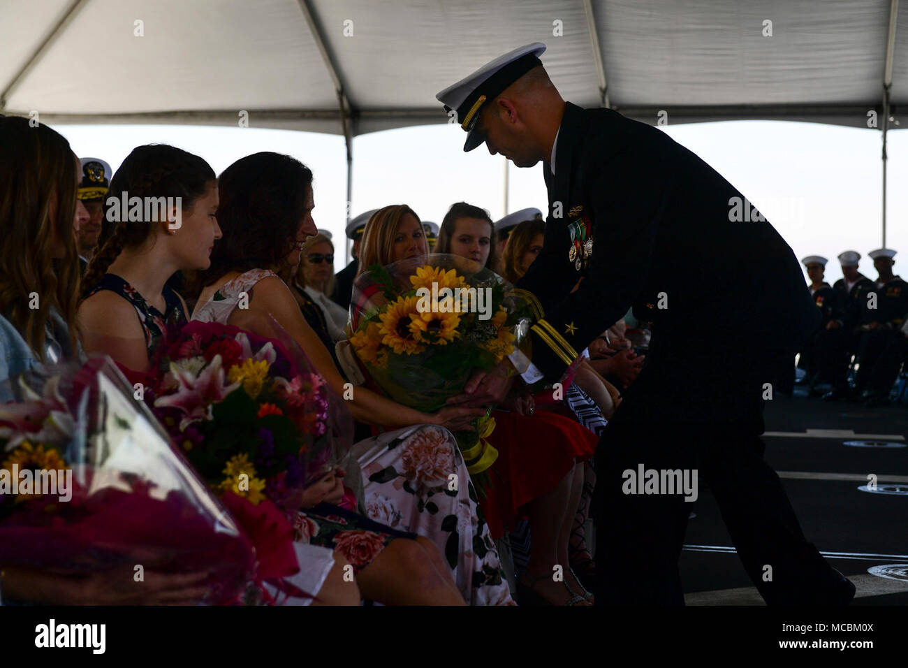 SAN DIEGO (30. März 2018) Die Familienangehörigen der Kapitän Matthew McGonigle, ein Eingeborener von Turnersville, New Jersey, sind Blumen bei einem Befehl Zeremonie für Commander, Littoral Combat Ship Squadron (COMLCSRON) vorgestellt. Während der Zeremonie McGonigle entlastet Kapitän Jordy Harrison, ein Eingeborener von Columbia, Maryland, als Kommandant, COMLCSRON, wobei McGonigle des 9. commodore des Geschwaders. Stockfoto