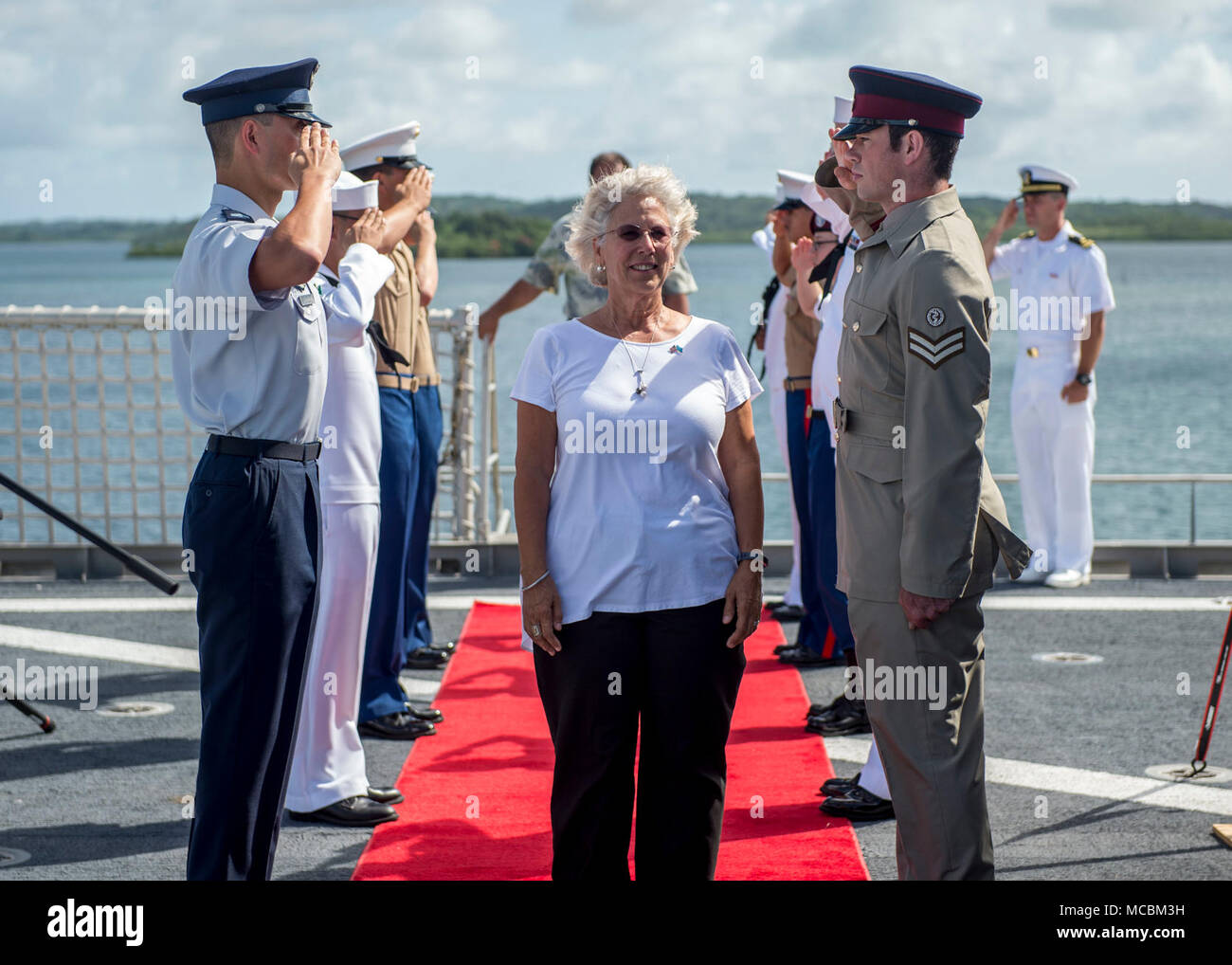 YAP, Föderierte Staaten von Mikronesien (31. März 2018) Stellvertretender Leiter der Mission für die US-Botschaft in den Föderierten Staaten von Mikronesien, Hon. Joanne Cummings, kommt an Bord Military Sealift Command expeditionary schnellen Transport ship USNS Braunschweig (T-EPF 6) Während die Pazifische Partnerschaft 2018 (PP18) Yap mission stop Closing Ceremony, März 31. PP18's Mission ist es, gemeinsam mit Gastgeber und Partner Nationen zu arbeiten regionaler Interoperabilität und Disaster Response Funktionen, erhöhen die Stabilität und Sicherheit in der Region zu stärken, und neue und dauerhafte Freundschaften über die Indo-Paci fördern Stockfoto