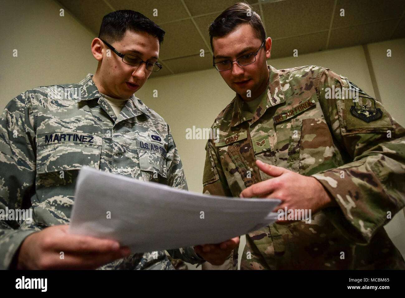 Us Air Force Staff Sgt. Justin Martinez, 20 Sicherheitskräfte Squadron (SFS) Deployment Manager, Links, und Älterer Flieger Michael Craig, 20 SFS installation Streifenpolizist, prüfen eine Checkliste vor der Bereitstellung bei Shaw Air Force Base, S.C., 29. März 2018. Die Checkliste besteht aus den Reihen für eine erfolgreiche Bereitstellung Tasche benötigt, und gibt der Bereitsteller Einblick, was verwendet werden kann nach der Bereitstellung. Stockfoto