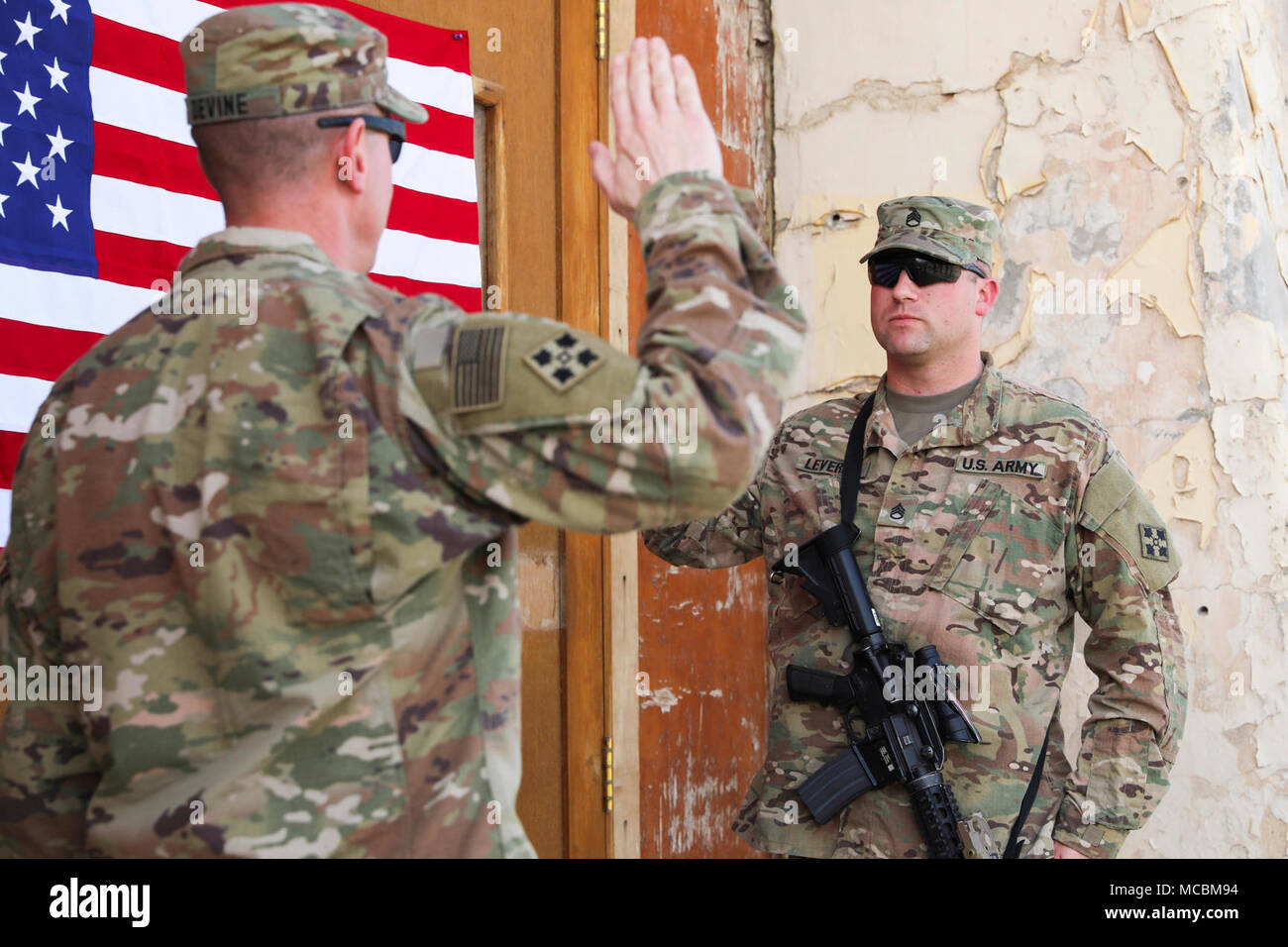 Maj. Patrick Devine (links), Kaplan, Zug, Beratung, Unterstützung und Command-South 2 Infantry Brigade Combat Team, 4 Infanterie Division, amtiert die Rekrutierung Zeremonie für Staff Sgt. Marcus S. Hebeln, religiöse Angelegenheiten noncommissioned Officer, Taac - Süd und 2 IBCT, 4. Inf. Div., 17. März 2018, in Kandahar, Afghanistan. Stockfoto