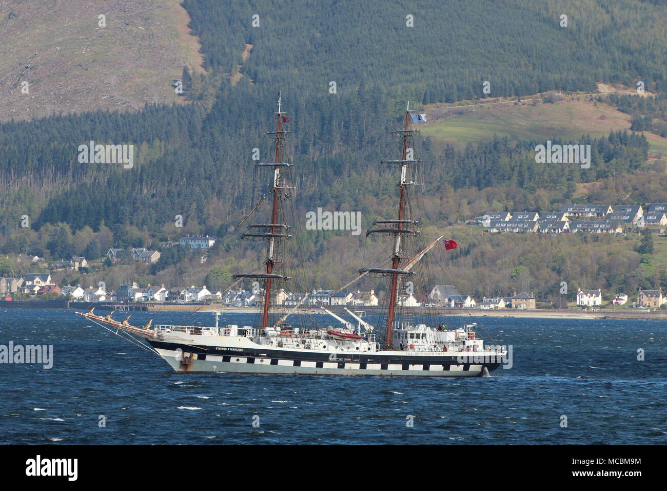 Stavros S Niarchos, einem manipulierten Schiff der Tall Ships Youth Trust betrieben, vorbei an Gourock auf den Firth of Clyde, Schottland. Stockfoto