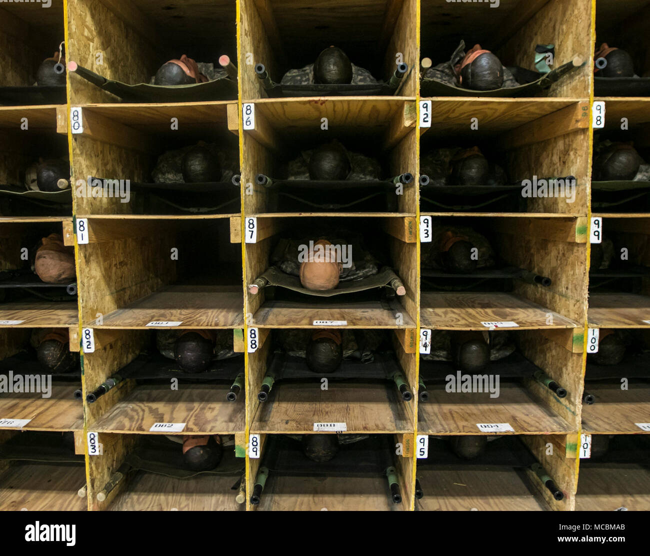 Mannequins erwarten an einer Wand in simulierte verwundeter Soldaten während der Combat Support Training Übung 78-18-03 gedreht werden, am Fort McCoy, Wisconsin, 22. März 2018. Mehr als 11.000 Mitglieder aus fast 200 bereit, Kraft x Einheiten aus dem ganzen Land beteiligen sich derzeit in diesem CSTX bereit, Kraft x Einheiten zu bekämpfen, in 90 Tagen oder weniger vorbereitet werden. Stockfoto