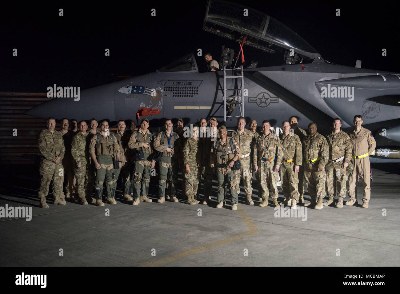 Mitglieder der 336 Expeditionary Fighter Squadron, 332 Air Expeditionary Wing Führung und Oberstleutnant Trinidad "Moses" Meza, 336 EFS stellvertretender Operationen Gruppenkommandant und Waffen system Offizier, für ein Gruppenfoto der 21. März 2018 dar, an einem geheimen Ort im Südwesten Asien. Während des Fluges, Meza erreicht 4.000 Flugstunden, die alle in die F-15E Strike Eagle angefallen waren. Die F-15E Strike Eagle ist ein Dual-rolle Kämpfer entwickelt, Luft-Luft- und Luft-Boden-Einsätze durchzuführen. Stockfoto