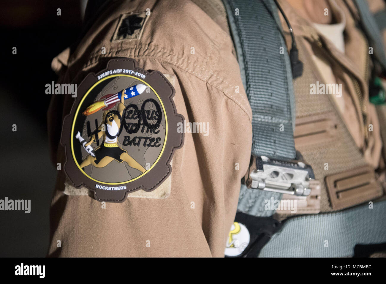 Mitglieder der 336 Expeditionary Jagdgeschwader stellte Oberstleutnant Trinidad "Moses" Meza, 336 EFS stellvertretender Operationen Gruppenkommandant und Waffen system Offizier, mit einer Einheit patch zu Ehren von Meza erreichen 4.000 Flugstunden März 21, 2018, an einem geheimen Ort im Südwesten Asien. Meza ist derzeit auf seine 9. Bereitstellung. Stockfoto