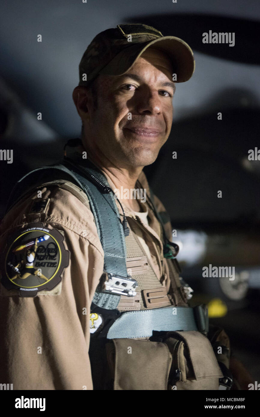 Oberstleutnant Trinidad "Moses" Meza, 336 EFS stellvertretender Operationen Gruppenkommandant und Waffen system Officer, posiert für ein Foto nach der Landung in einem F-15 E Strike Eagle März 21, 2018, an einem geheimen Ort im Südwesten Asien. Meza ist derzeit auf seine 9. Bereitstellung. Seine anderen Bereitstellungen umfassen Incirlik, Türkei; Al Udeid Air Base, Katar; Al Dhafra Air Base, Vereinigte Arabische Emirate; Flughafen Bagram, Afghanistan, und Äthiopien. Stockfoto