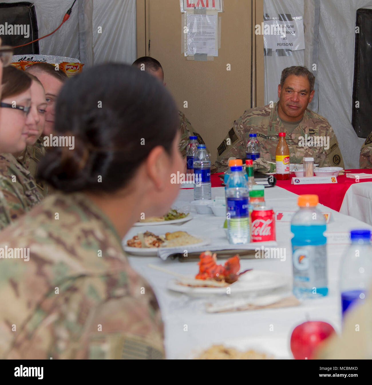 Generalleutnant Michael X. Garrett, US-Army Central Commander, spricht mit den Soldaten der 75th Field Artillery Brigade während eines Mittagessens am Lager Rot Bein, Vereinigte Arabische Emirate 23. März 2018. Stockfoto