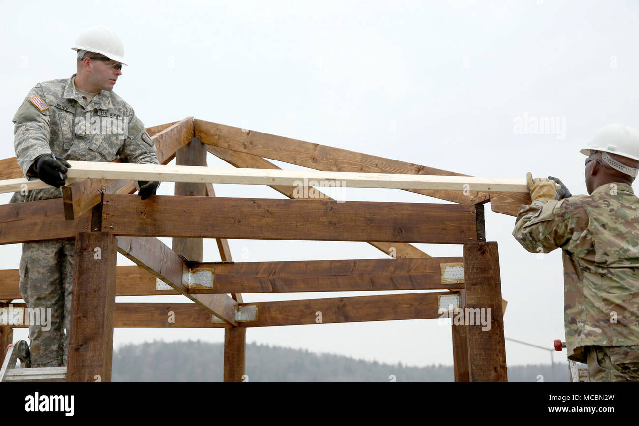 Us-Armee Soldaten in die 859Th Engineer Unternehmen von der Mississippi Army National Guard belegt weiterhin den Aufbau der Dachabschnitt des Pavillon. Diese Soldaten verbrachten ihre jährliche Weiterbildung in der Gemeinsamen Multinationalen die Bereitschaft Zentrum Hohenfels, Hohenfels, Deutschland, Gebäude mehrere Bauvorhaben 11. März - 31. Für viele der jüngeren Soldaten zum ersten Mal Gebäude nichts von diesem Ausmaß seit ihrer ursprünglichen militärischen berufliche Qualifikation Ausbildung. Stockfoto