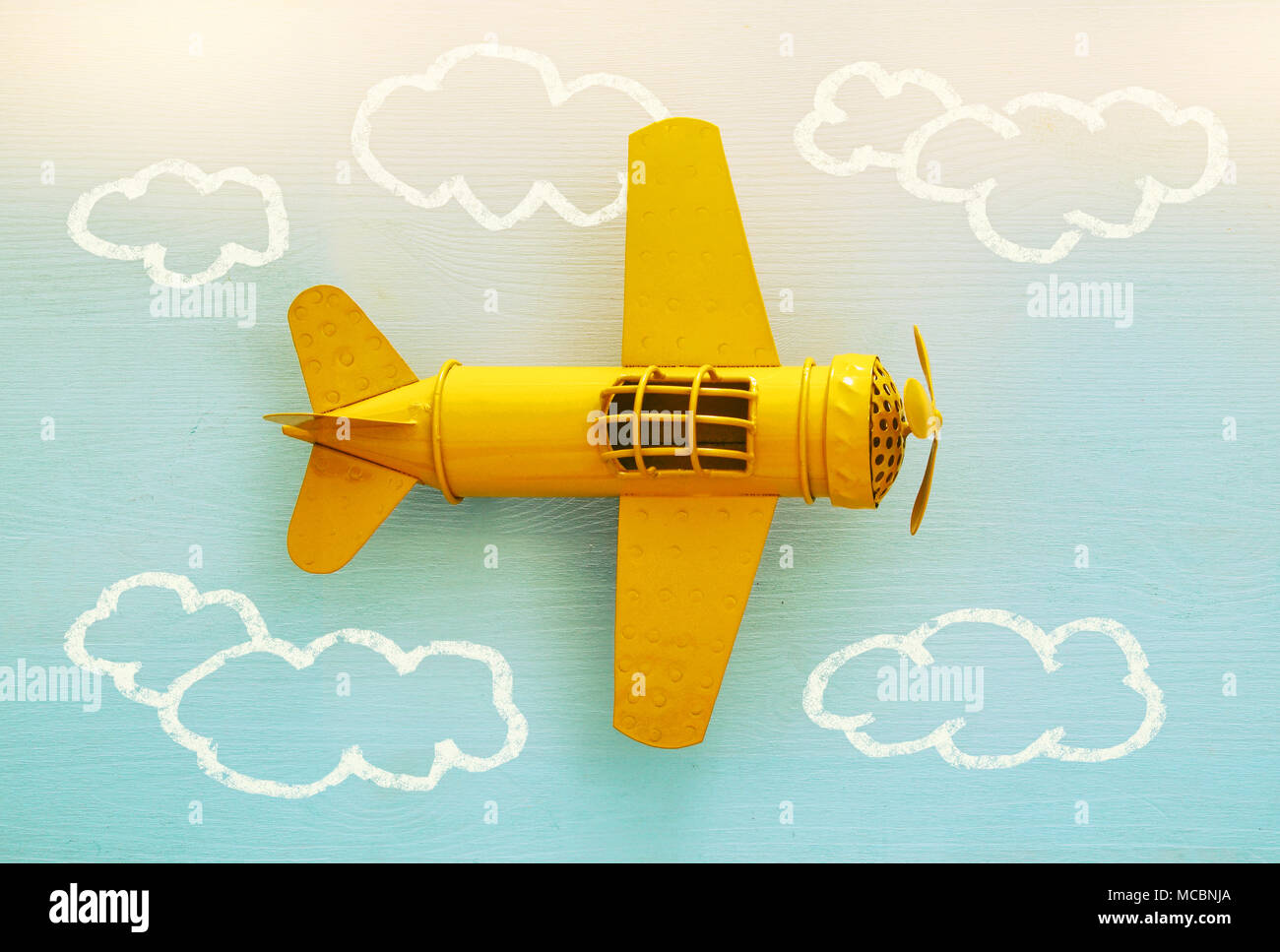 Konzept der Phantasie, Kreativität, Träumen und Kindheit. Retro Spielflugzeug mit info Grafiken Skizze auf den blauen Hintergrund Stockfoto