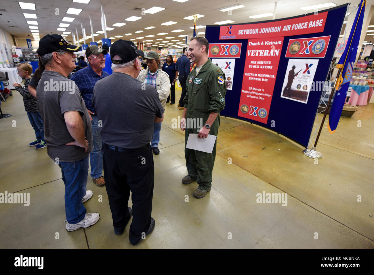 Maj. David Paolillo (rechts), 335 Fighter Squadron Director von Personal, Gespräche mit Vietnam Veteranen während der Nationalen Vietnam Veterans Day Gedenken an der Börse, 29. März 2018, bei Seymour Johnson Air Force Base, North Carolina. 2017, Präsident Donald Trump unterzeichnet die Vietnam Veteranen Anerkennung handeln, der Service und die Opfer von American Service Members während des Vietnam Konflikt zu gedenken. Stockfoto