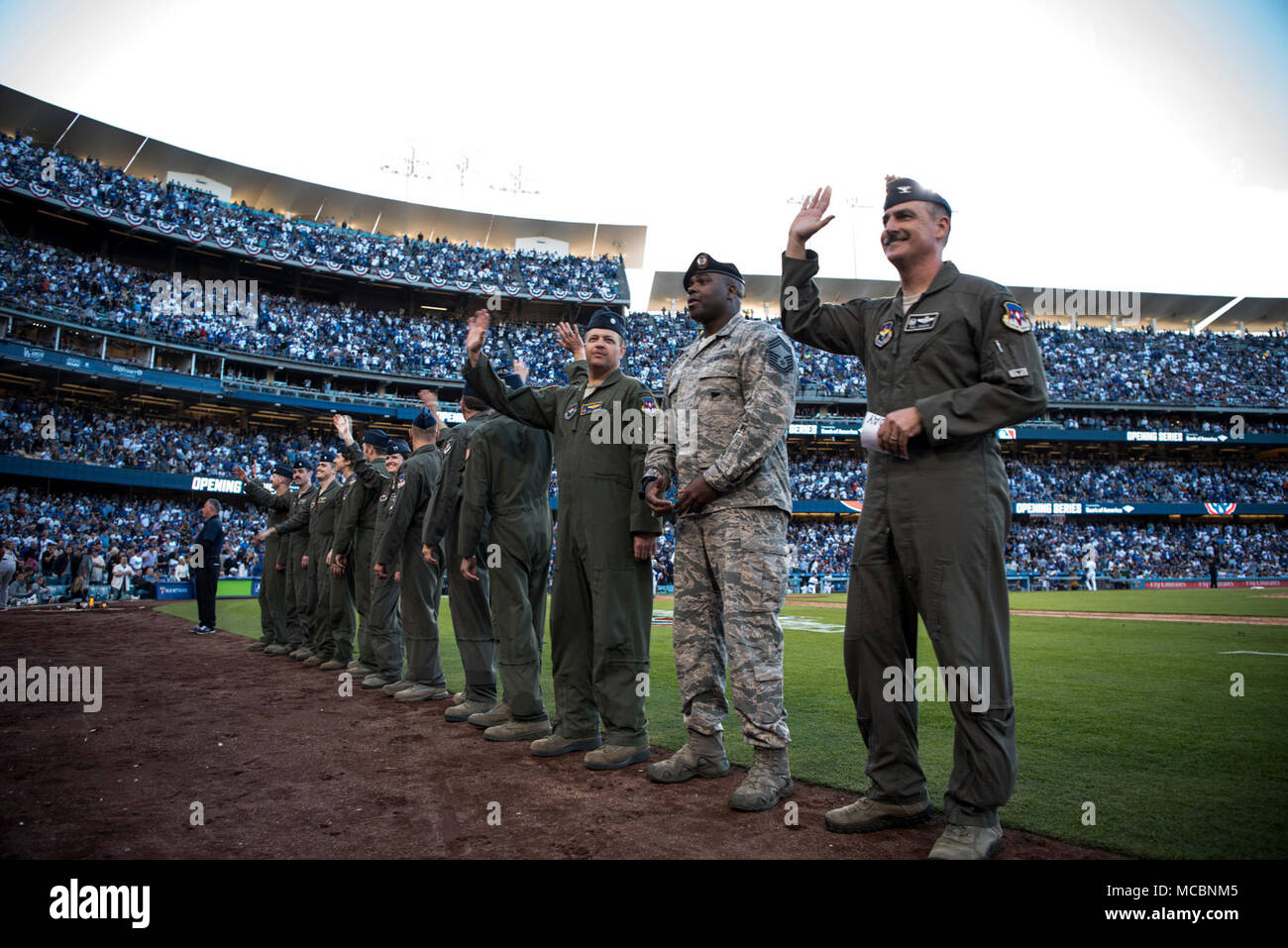 Mitglieder aus der 71 Flying Training Wing (FTW), Vance Air Force Base, Ok., gehen Sie auf das Dodger Stadium nach Überführung Vorgänge angehalten werden, März 29, 2018, Los Angeles, Calif. Mitglieder der 71St FTW wurden ausgewählt, Überführung, Operationen durchzuführen, die Jahreszeit für die Los Angeles Dodgers zu starten. Stockfoto