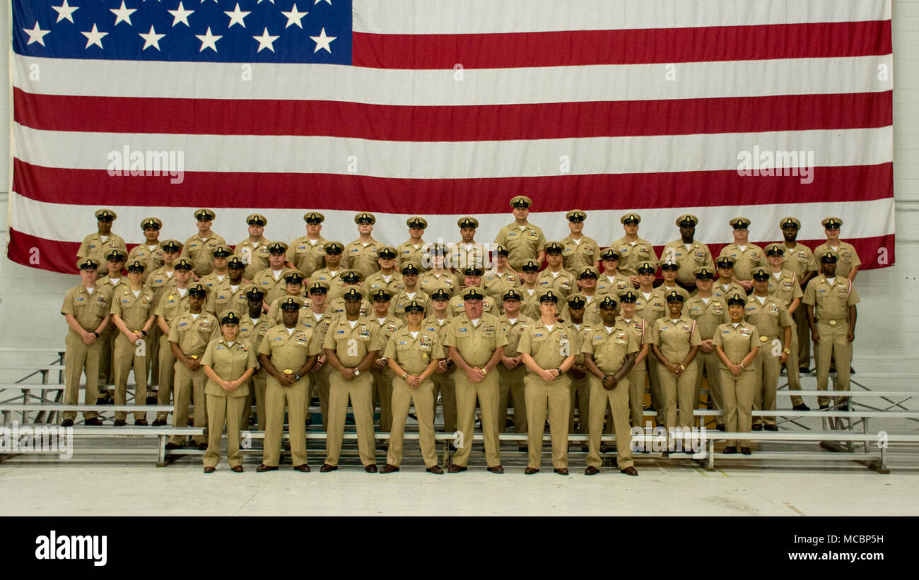 PENSACOLA, Fla.-- Naval Air Technical Training Center (NATTC) Chief Petty Officers posieren für ein Foto am 30. März in der NATTC Charles Taylor Hangar onboard Naval Air Station Pensacola, Florida. Der United States Navy Chief Petty Officer Verwirrung feiert seinen 125. Geburtstag am 1. April. NATTC bietet Aviation Maintenance Training zu Matrosen und Marines, zunehmende Bereitschaft innerhalb der Naval Aviation Enterprise. Stockfoto