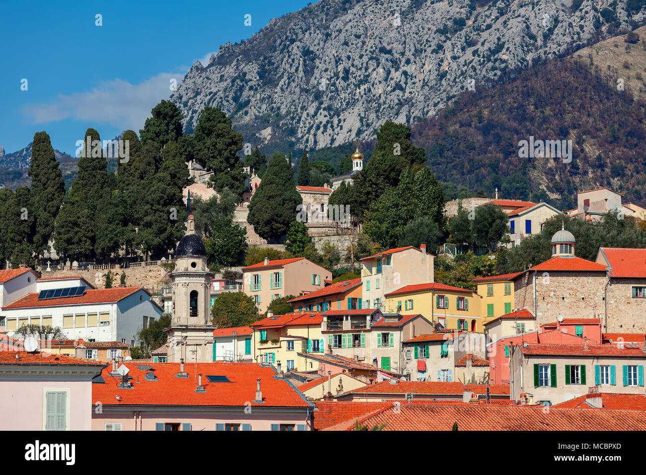 Blick auf die bunten Häuser mit roten Dächern in der Altstadt von Menton, Frankreich. Stockfoto