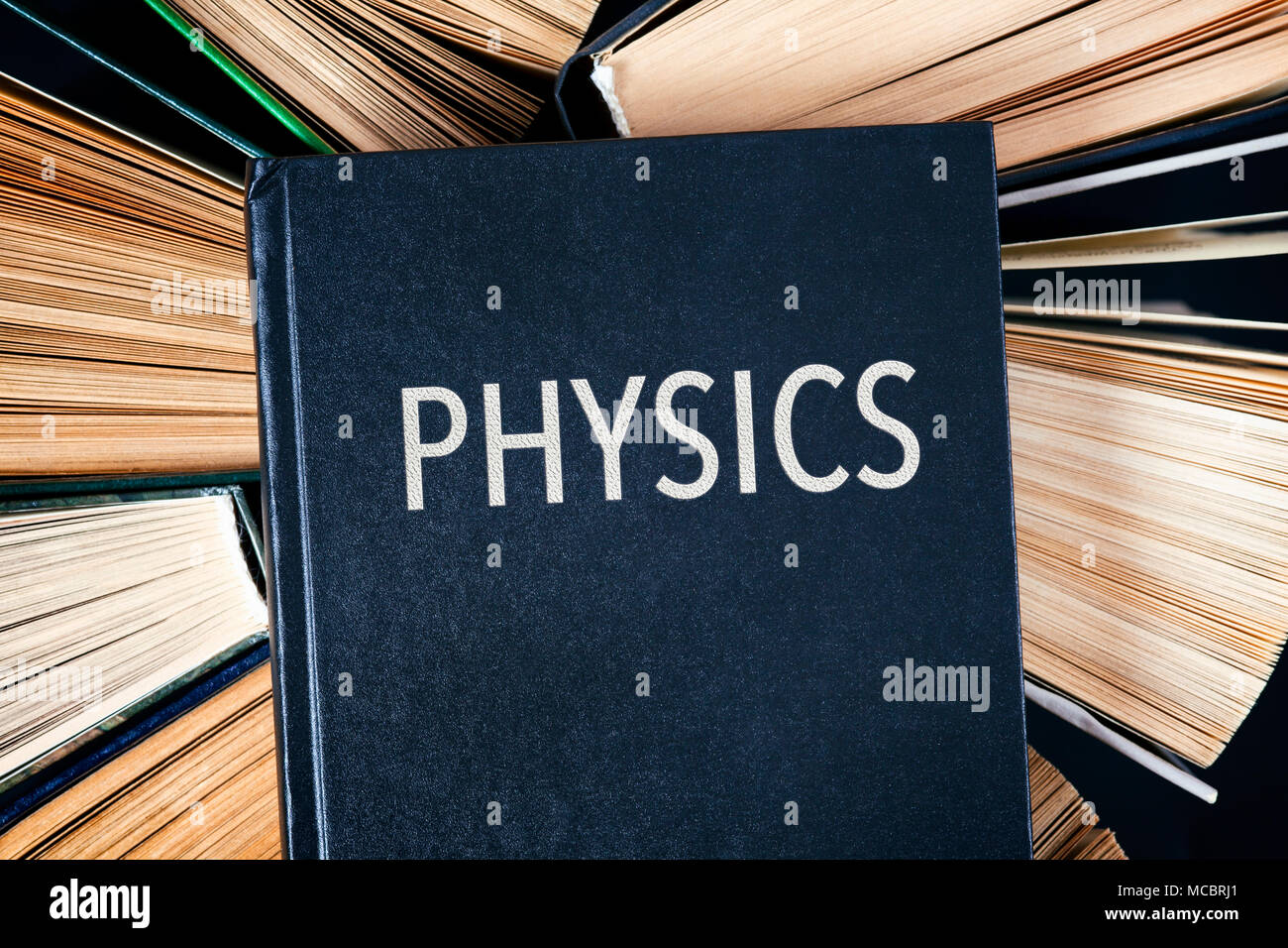 Blick von oben auf die Alten gebundene Bücher mit Buch Physik auf der Oberseite. Stockfoto