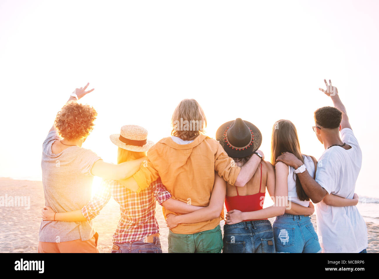 Gruppe der happy Friends, die Spaß am Strand Stockfoto