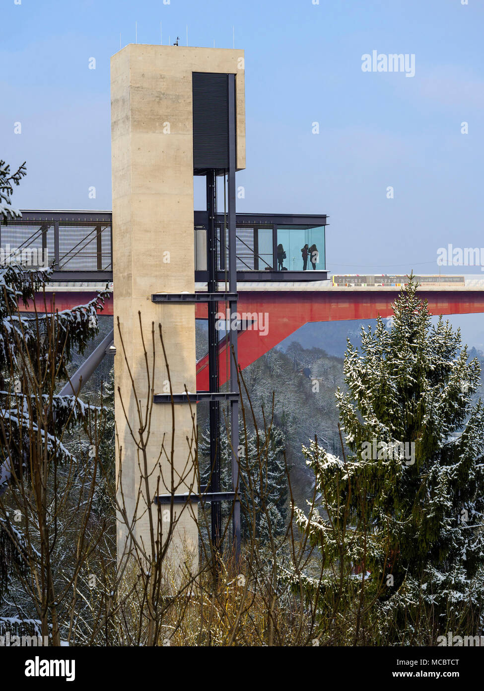 Pfaffenthal mit Lift und Brücke Grand Duchesse Charlotte, der Stadt Luxemburg, Europa Stockfoto