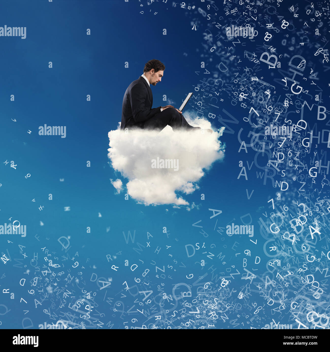 Geschäftsmann mit seinem Laptop über eine Cloud verbunden. Konzept der sozialen Netzwerk und Internet sucht Stockfoto