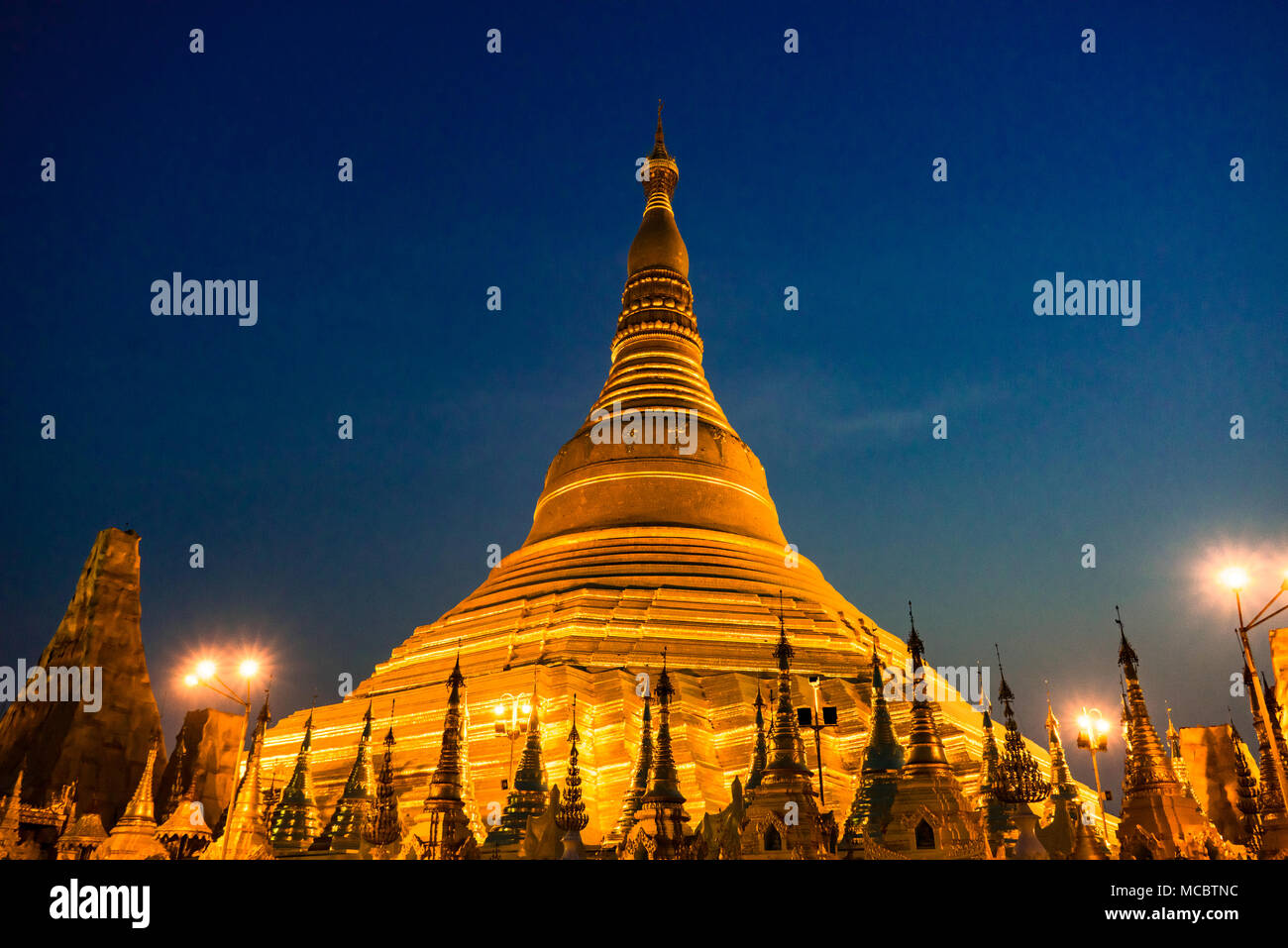 Shwedagon Pagode (Tempel) an der blauen Stunde in Yangon, Myanmar Stockfoto