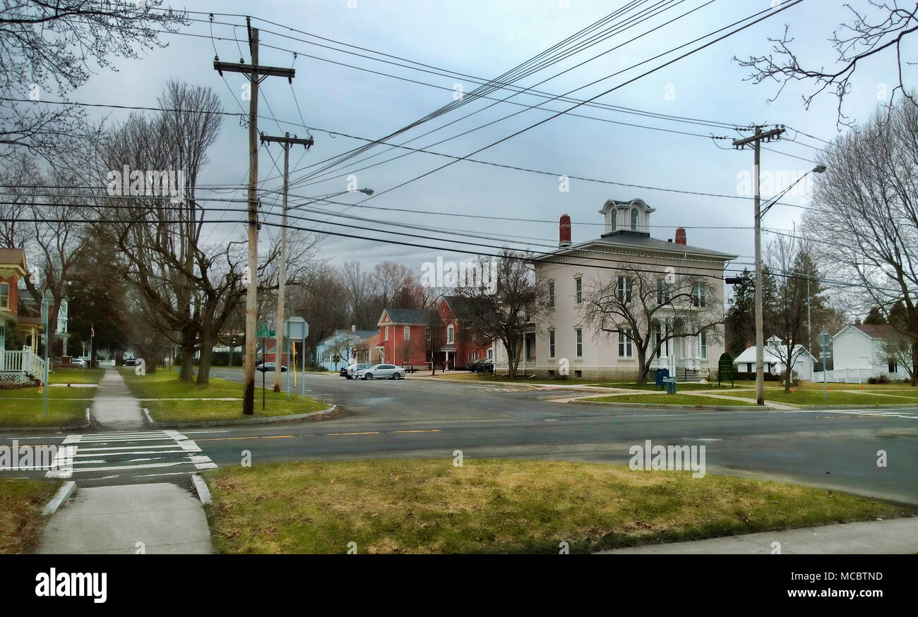 Liverpool, New York, USA. April 14, 2018. Ecke von Sycamore und Zweiten Straßen in das kleine Dorf von Liverpool, New York am Ufer des Onondaga Stockfoto