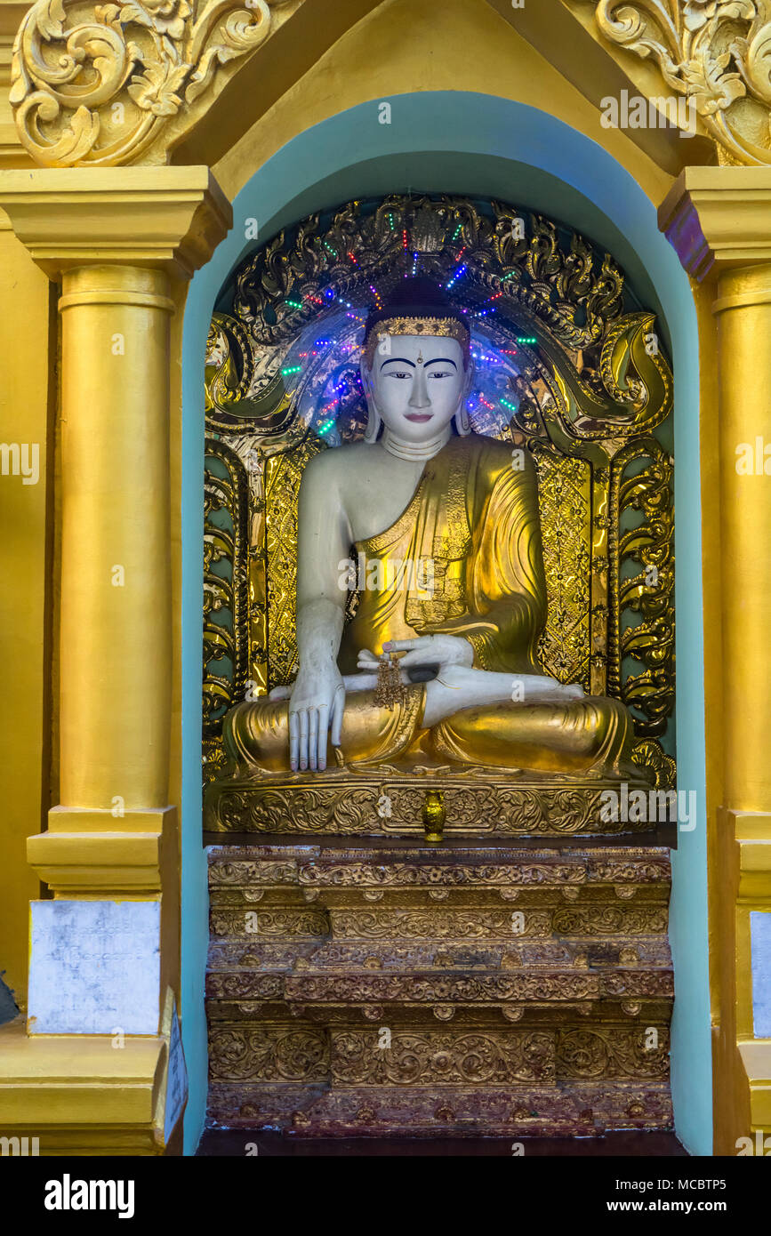 Neon burmesischer Buddha Statue an der Shwedagon Pagode in Yangon, Myanmar Stockfoto