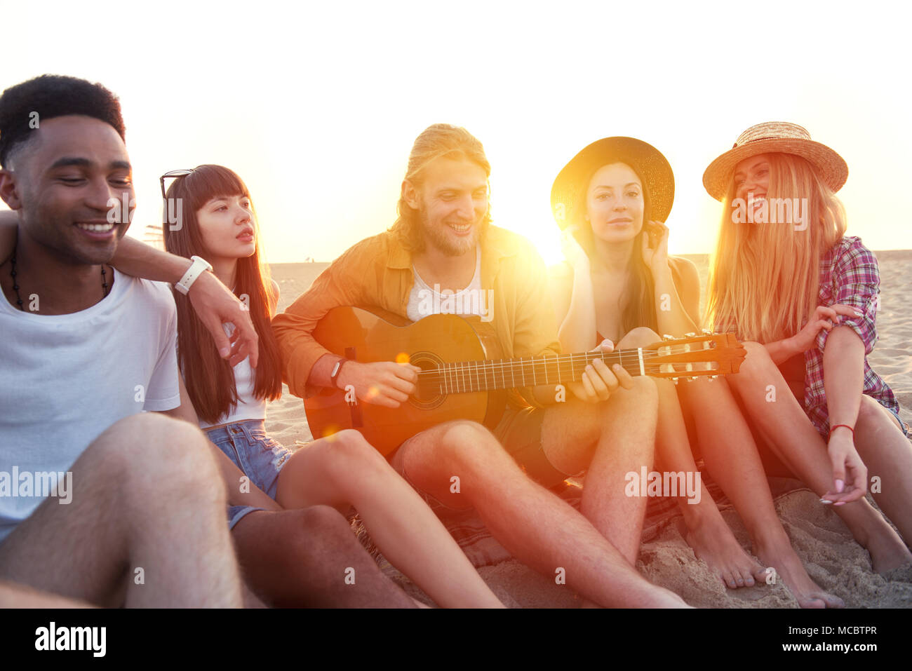 Glückliche Gruppe von Freunden mit Party am Strand Stockfoto