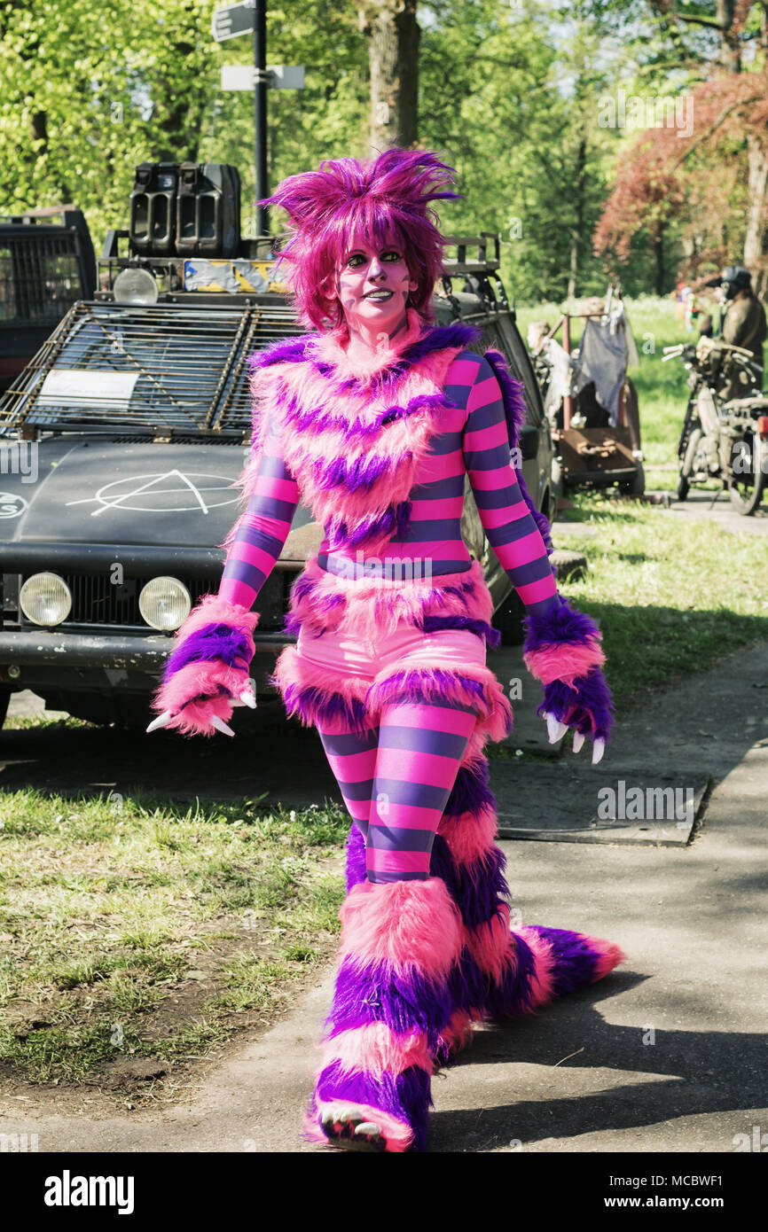 April 19, 2014, Haarzuilens, Frau kleidet sich wie ein bunter fantasy Katze auf der Elf Fantasy Fair (Elfia), ist ein outdoor fantasy Event auf Schloss d Stockfoto