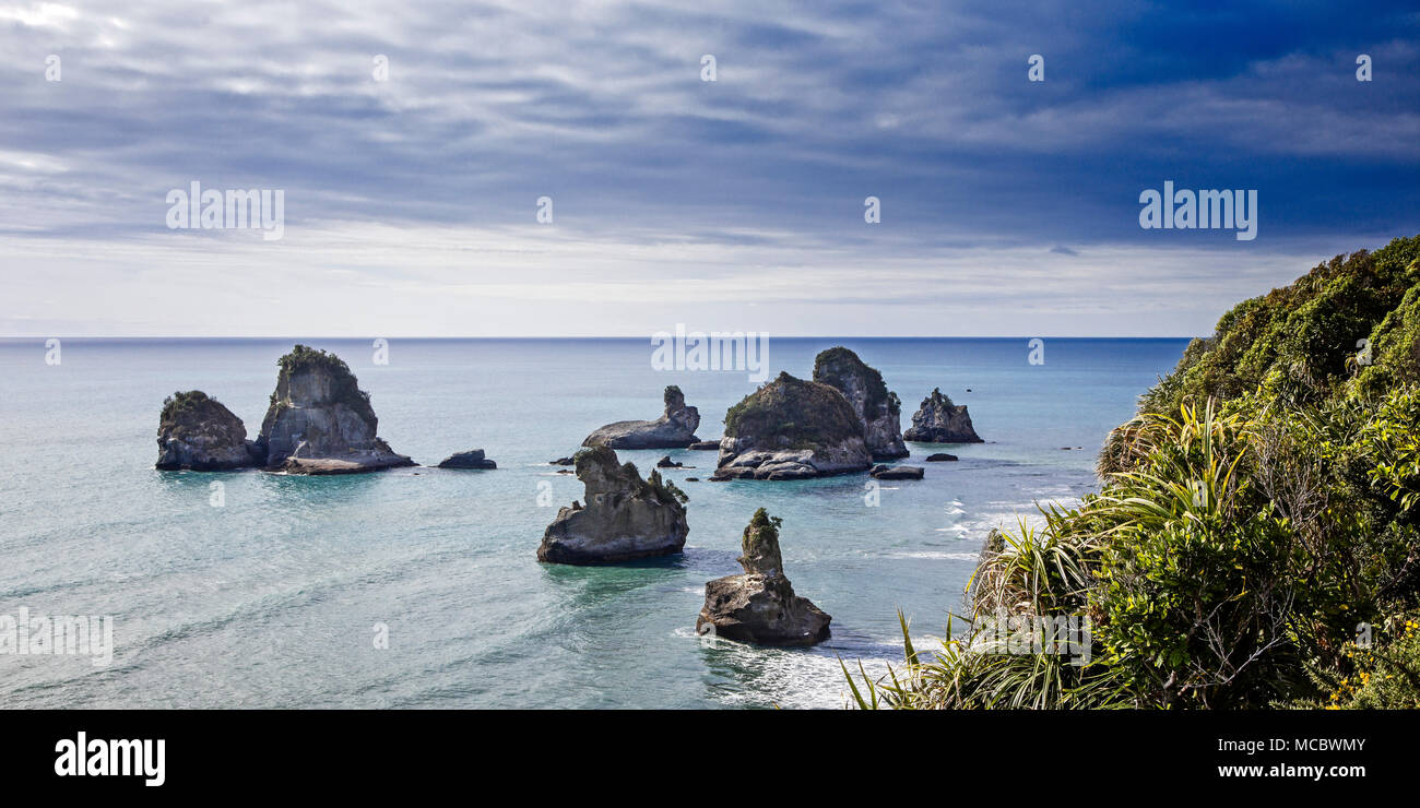Stacks und Felsen entlang der Westküste der Südinsel von Neuseeland. Stockfoto