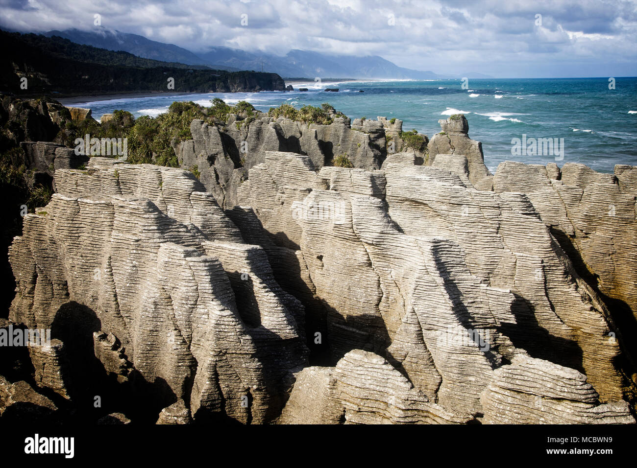 Pancake Rocks und blowholes an Dolomit Point in der Nähe von Punakaiki entlang der Westküste der Südinsel von Neuseeland. Stockfoto