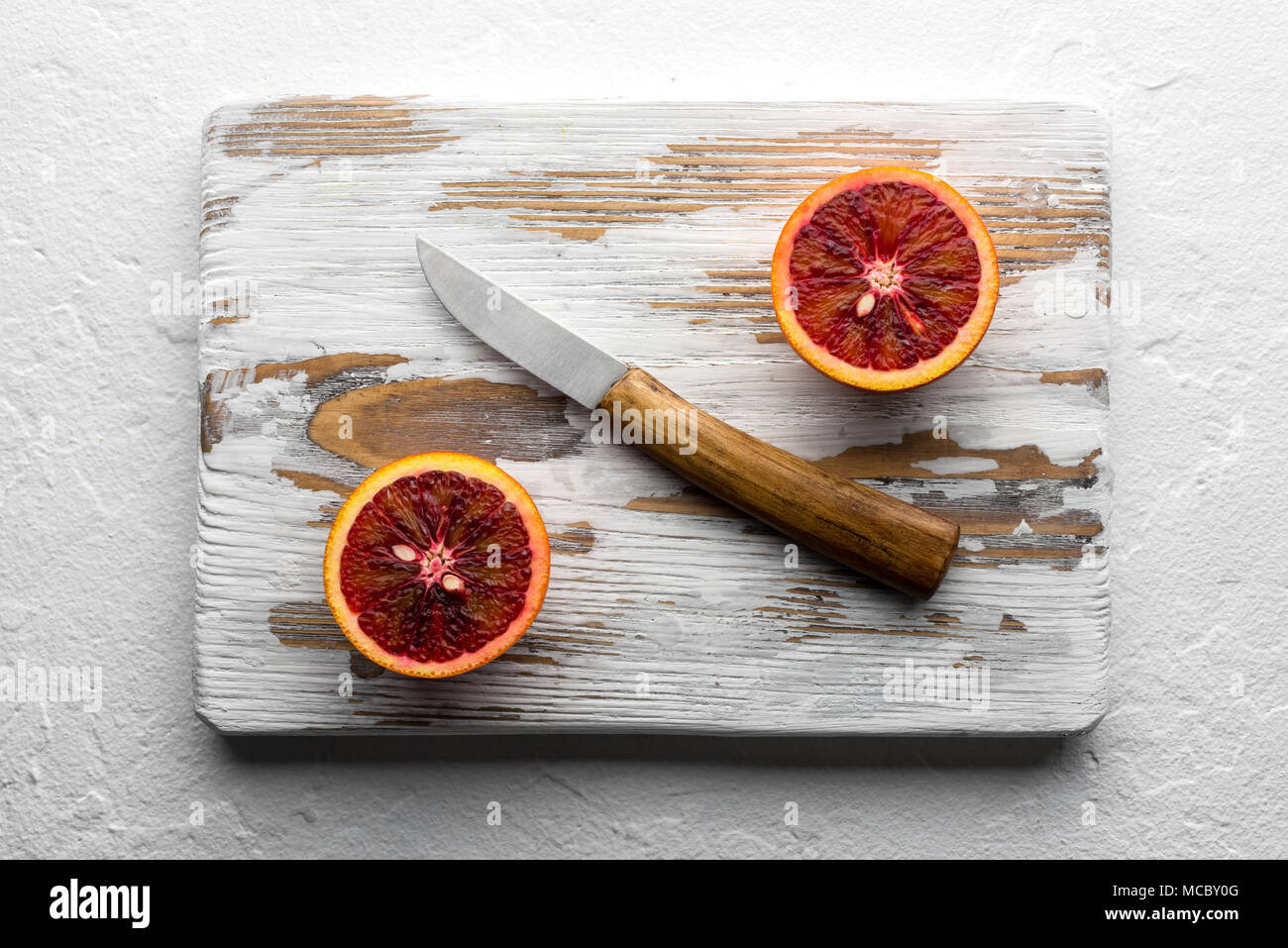 Orange Stücke auf Holzbrett closeup Stockfoto