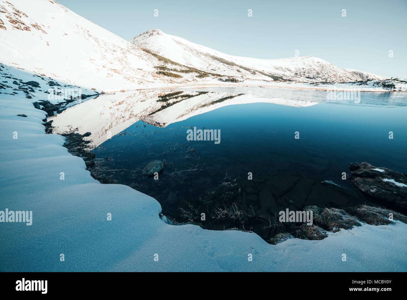 Gefrorenen Bergsee mit Blue Ice Stockfoto
