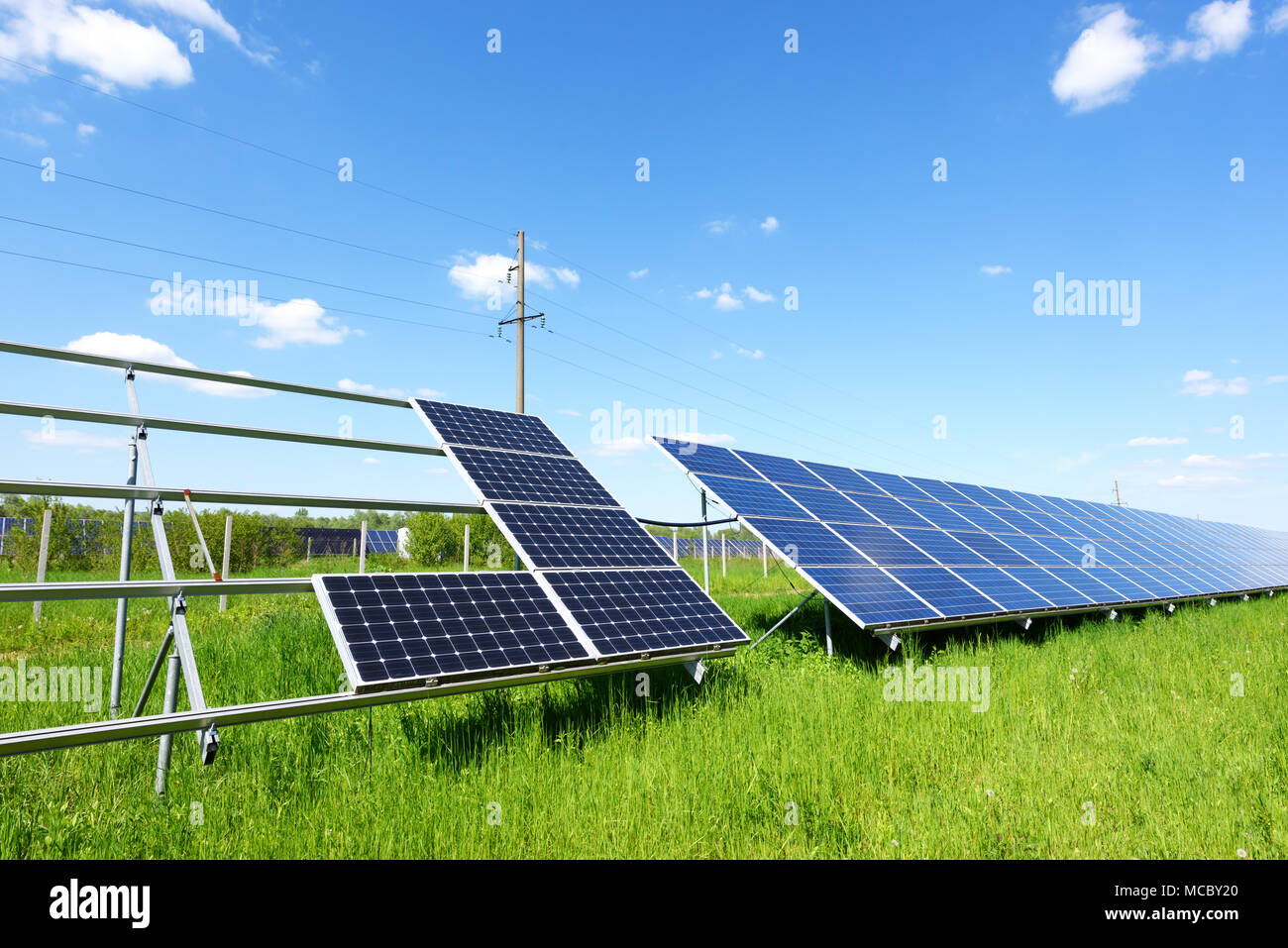 Solarmodul auf blauen Himmel Hintergrund Stockfoto