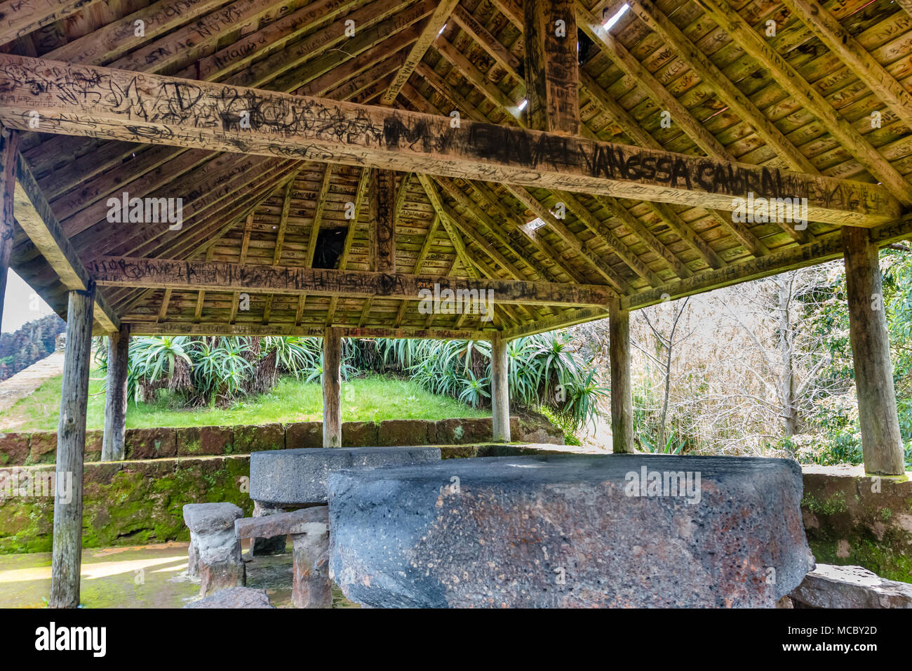 Picknick Tischen unter Dach aus Holz Tierheim Struktur in Sao Miguel. Azoren, Portugal. Stockfoto