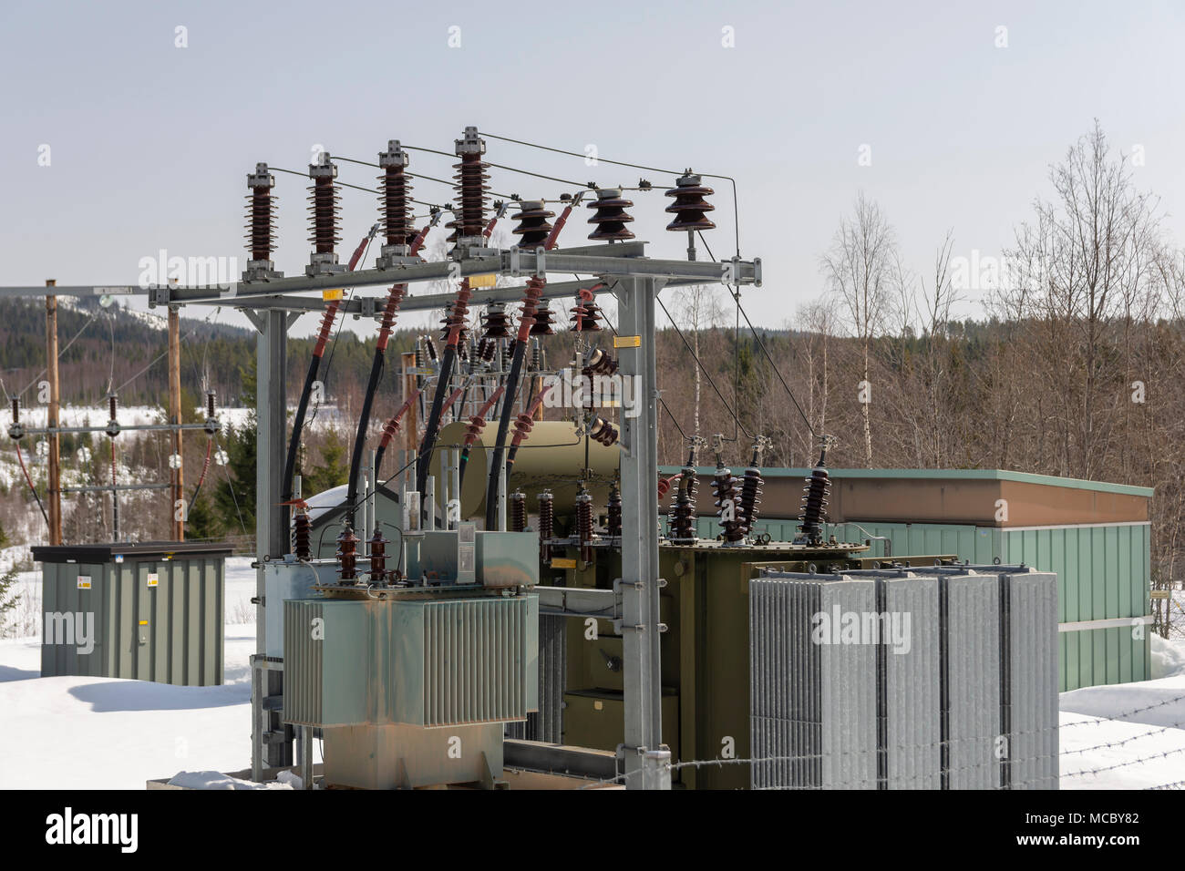 Kleines Trafohaus für Hochspannung zu niedrige Spannung an die Landschaft im Norden von Schweden. Stockfoto