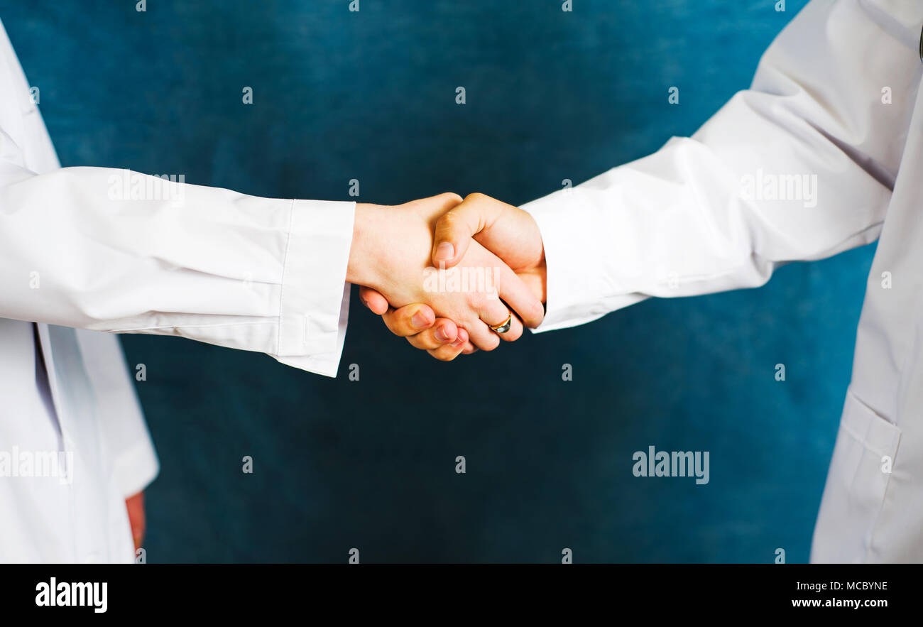 Zwei Ärzte die Hände schütteln, arbeiten im Team Stockfoto