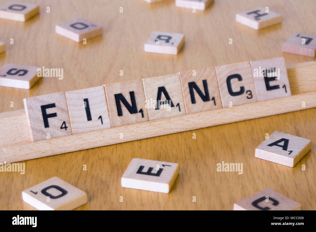 Scrabble Briefe aus Rechtschreibung das Wort Finanzen Stockfoto