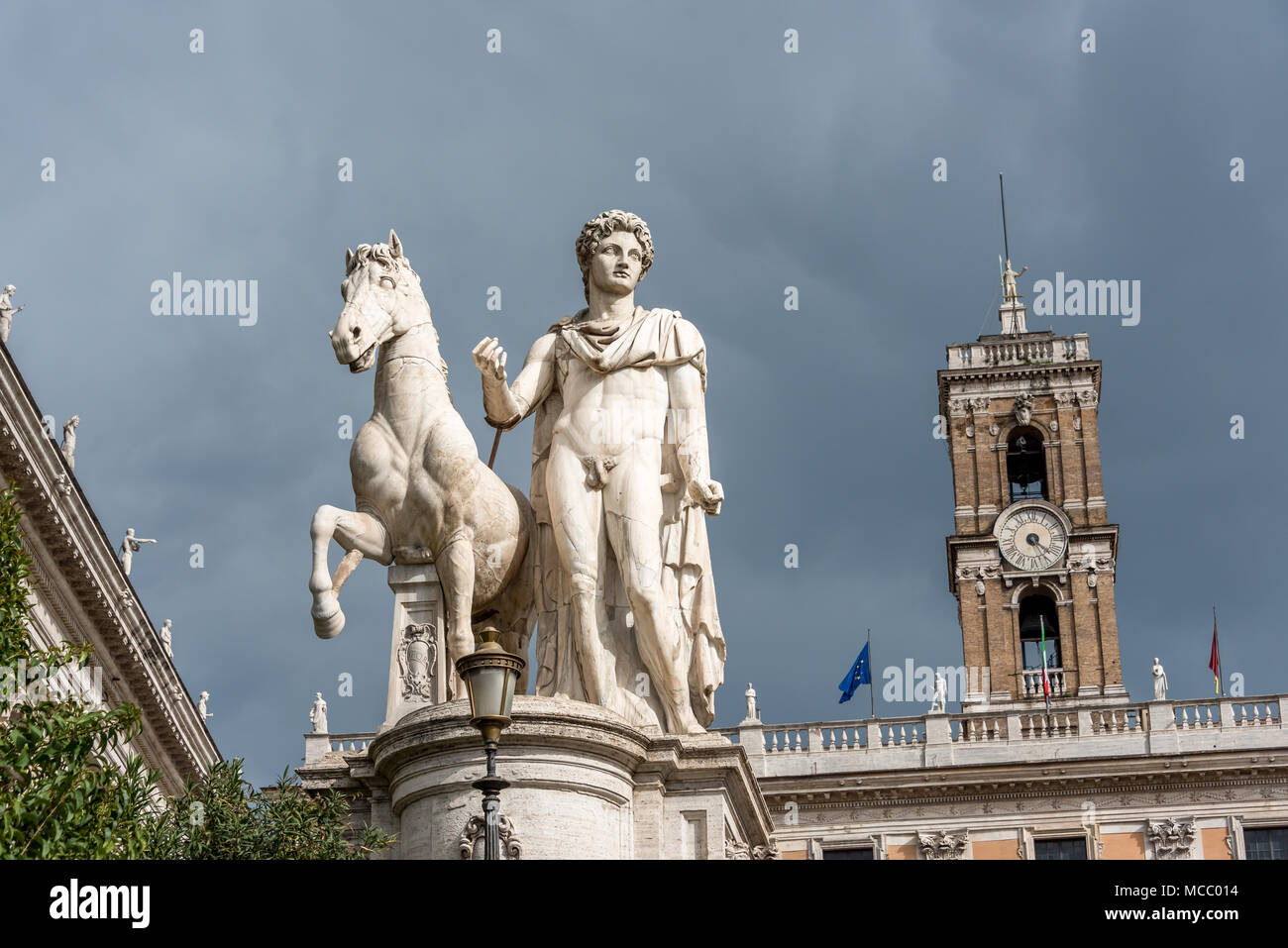 Weißer Marmor Skulptur von Castor und Pferd gegen bewölkter Himmel am Eingang der Piazza del Campidoglio, von Treppe Cordonata, dem Kapitol Stockfoto