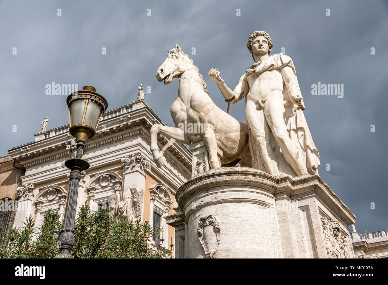 Weißer Marmor Skulptur von Castor und Pferd gegen bewölkter Himmel am Eingang der Piazza del Campidoglio, von Treppe Cordonata, dem Kapitol Stockfoto