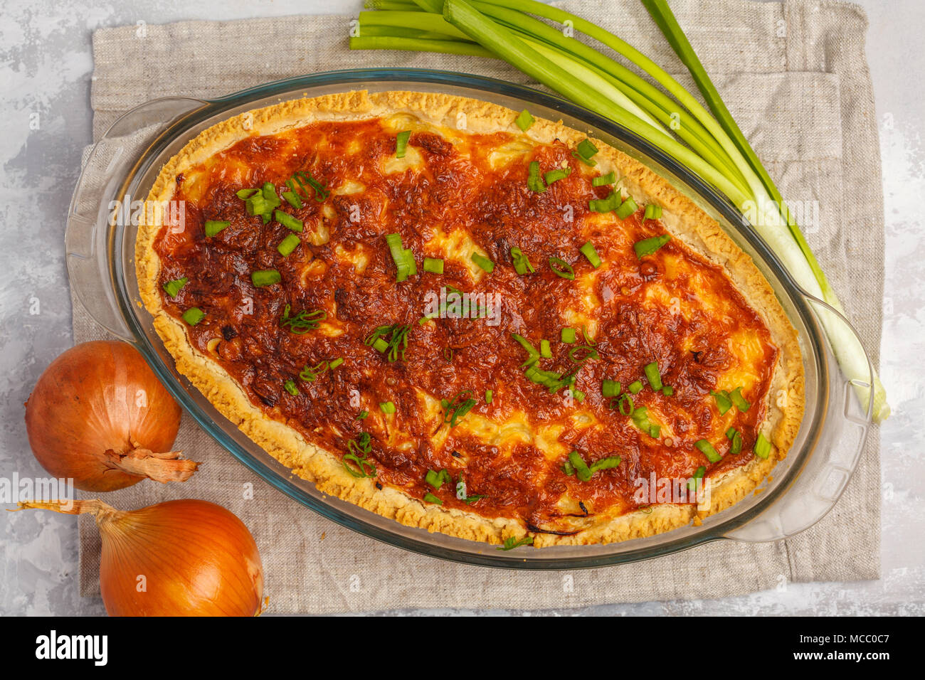 Traditionelle französische Zwiebel Torte. Quiche Lorraine mit Zwiebeln ...