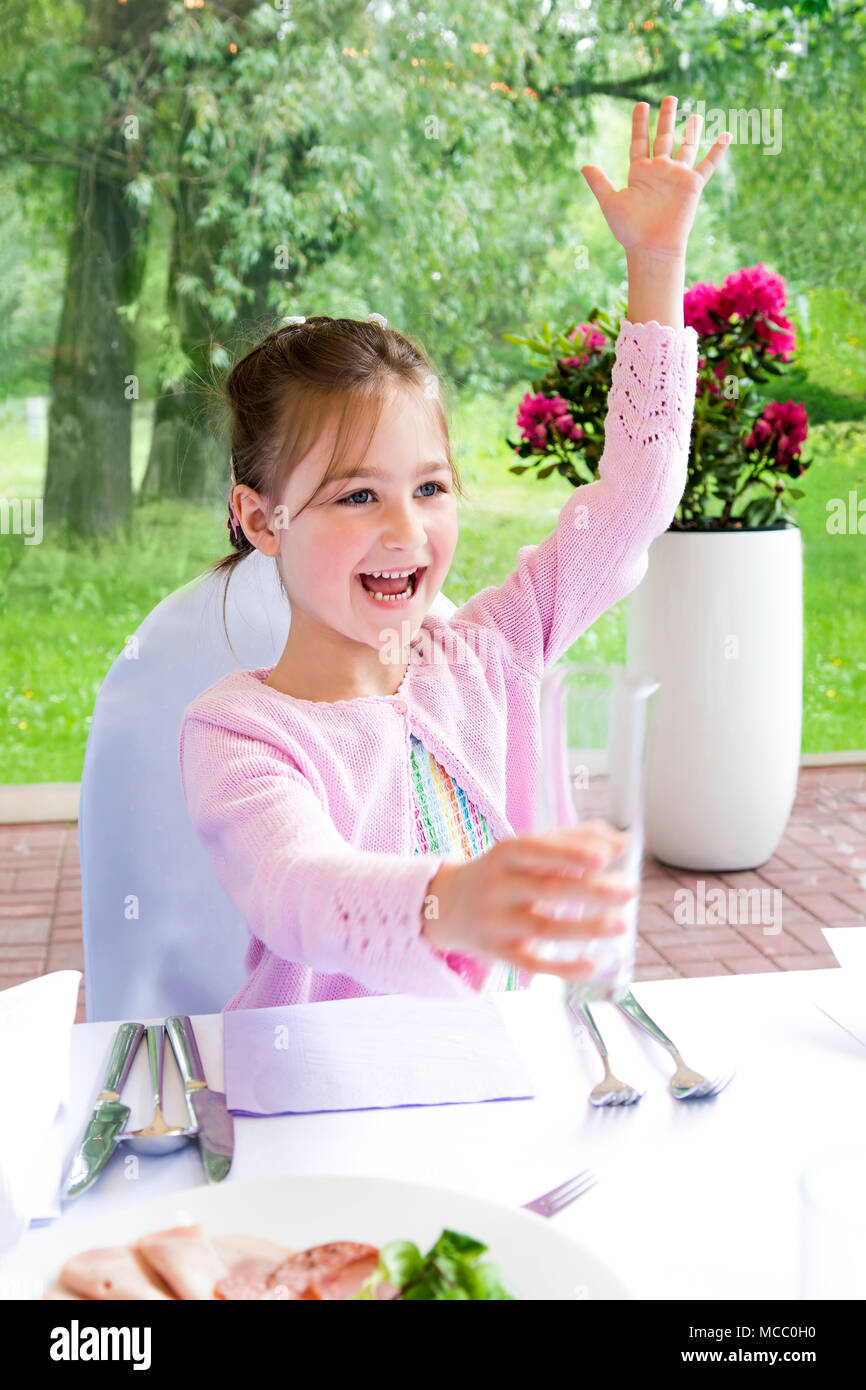 Nett lächelnden Mädchen Aufruf Kellner in einem Restaurant. Stockfoto