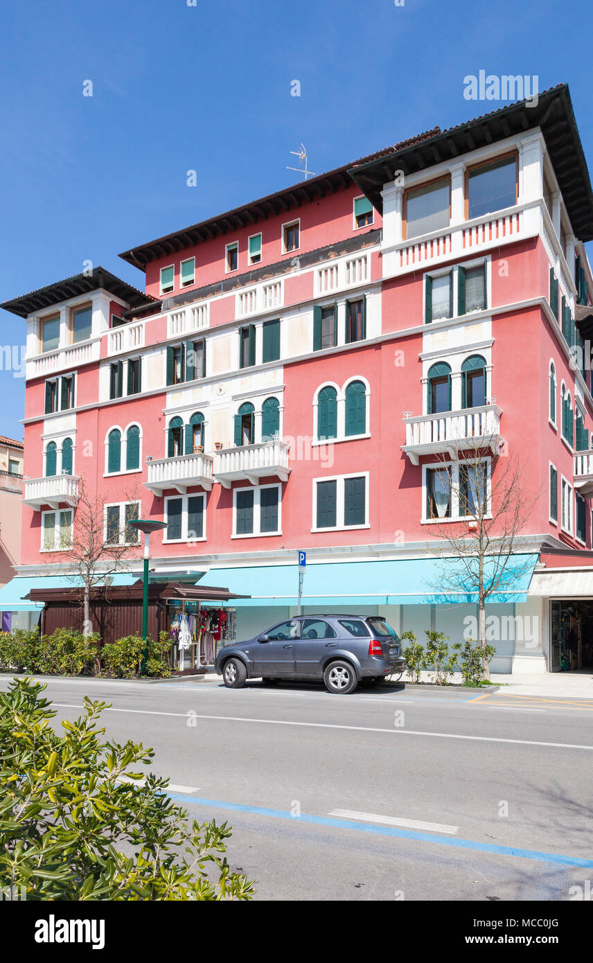 Rot und Blau Jugendstil (Art Nouveau Architektur) Gebäude auf granviale Santa Maria Elisabetta, Lido di Venezia (Venedig Lido), die Insel Lido, Veni Stockfoto