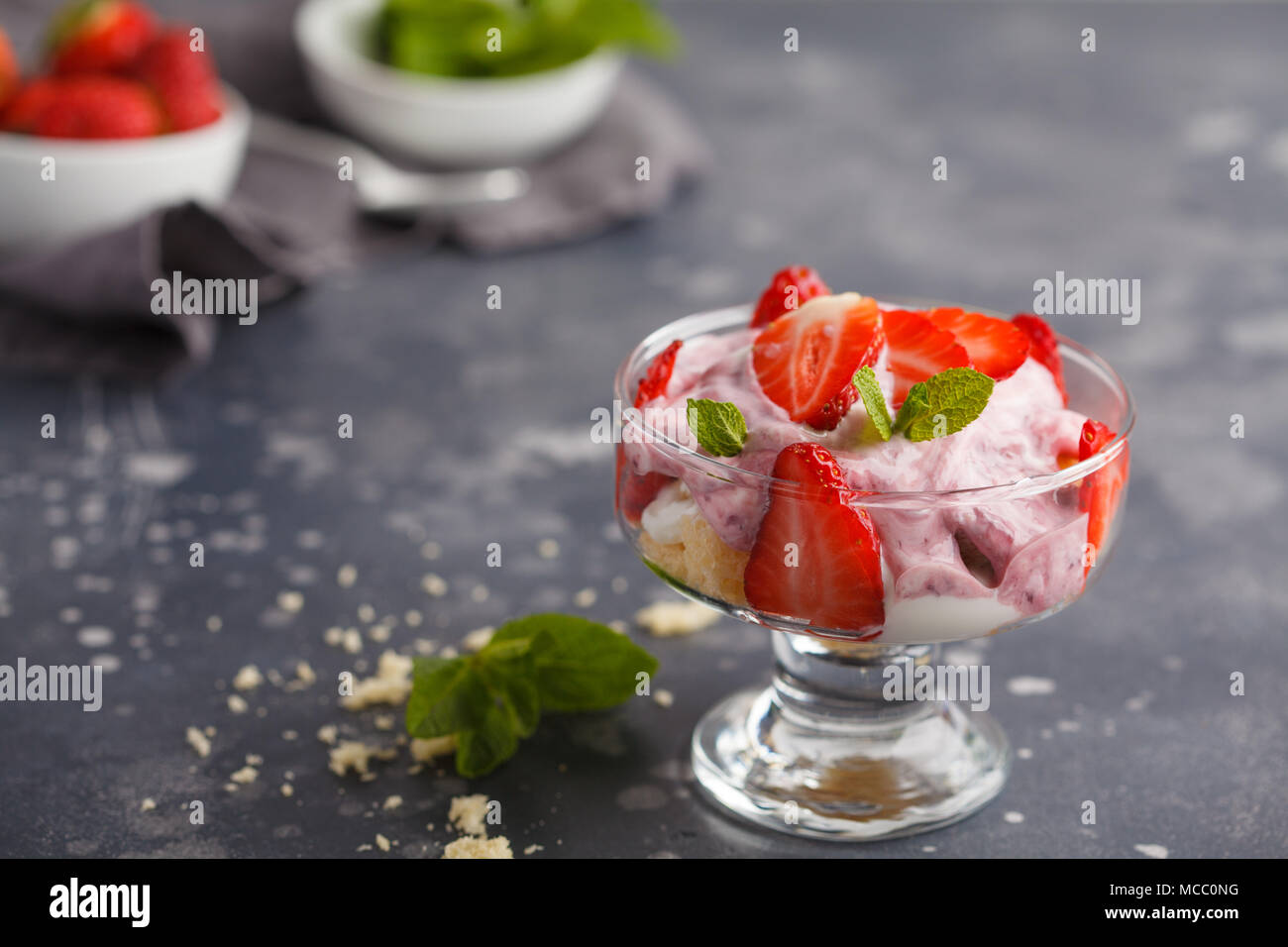 Strawberry Dessert. Berry Kleinigkeit, Käsekuchen, Parfait. Berry Mousse in Glas auf einem dunklen Hintergrund. Stockfoto