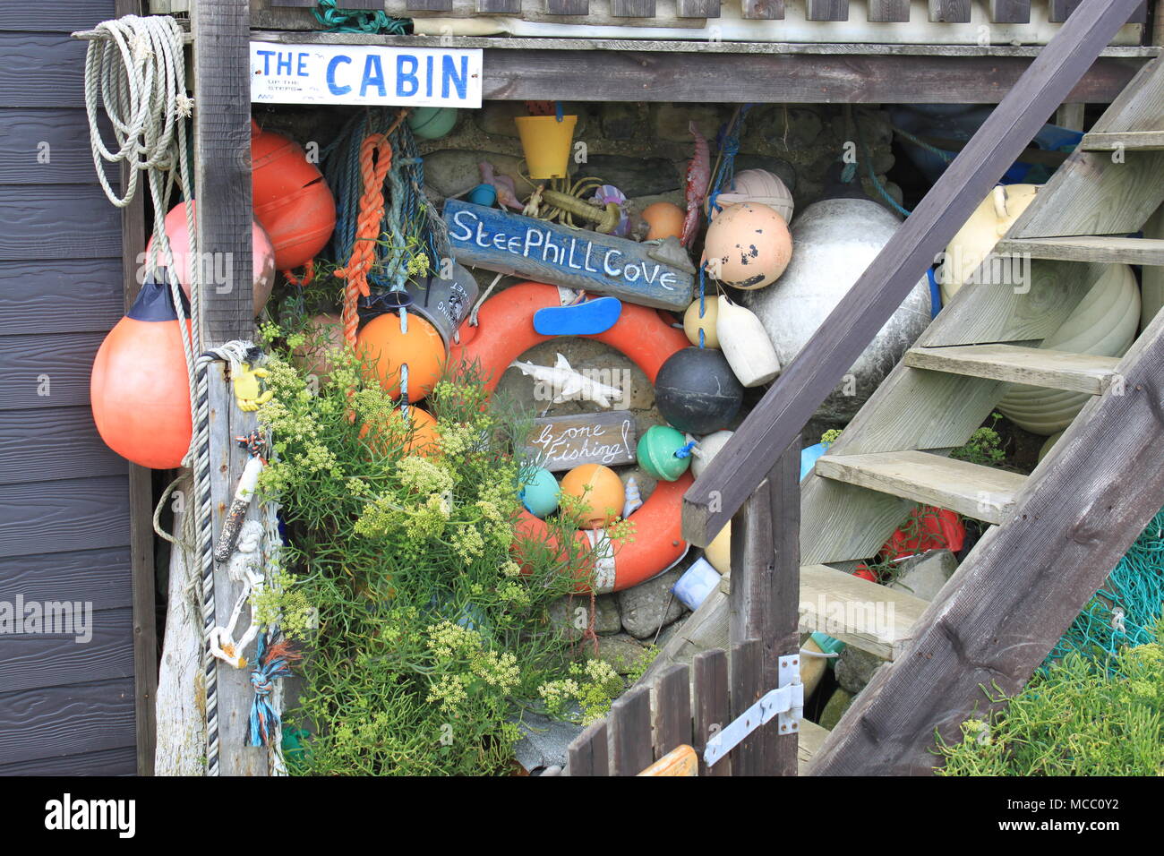 Sammlung von bunten Strandgut hängend an einer Holzhütte in Steephill Cove, Ventnor, Isle of Wight, England, UK, PETER GRANT Stockfoto