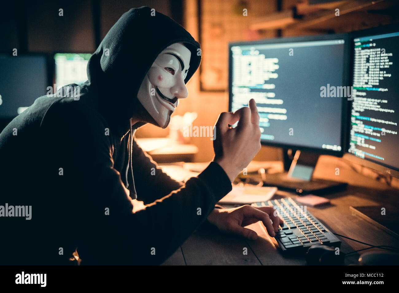 Anonyme Hacker, fuck, wenn Hacker stehlen Daten online, gefährliche Hooded böswillige Programmierer hacktivist in Maske Codierung auf Compu Stockfoto