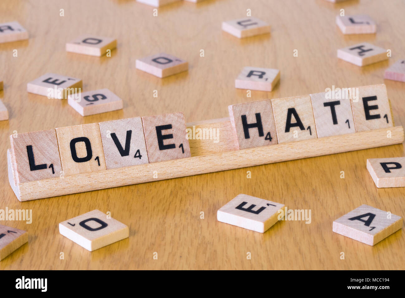 Scrabble Buchstaben die Worte Liebe & Hass Stockfoto