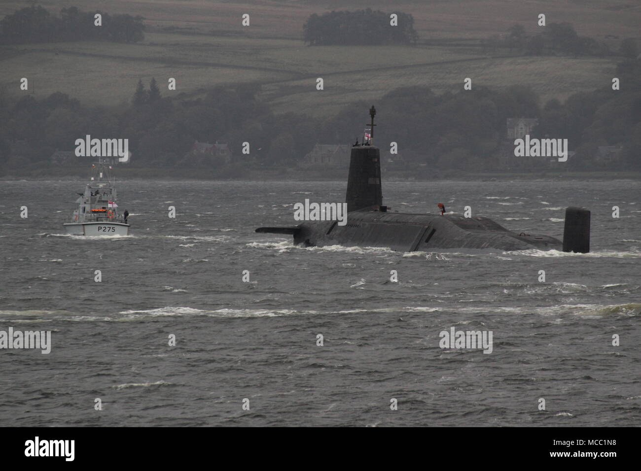 HMS Victorious (S29), ein U-Boot von der Royal Navy betrieben, die mit einem eingehenden Reise zum faslane Marinestützpunkt, mit HMS Raider (P 275). Stockfoto