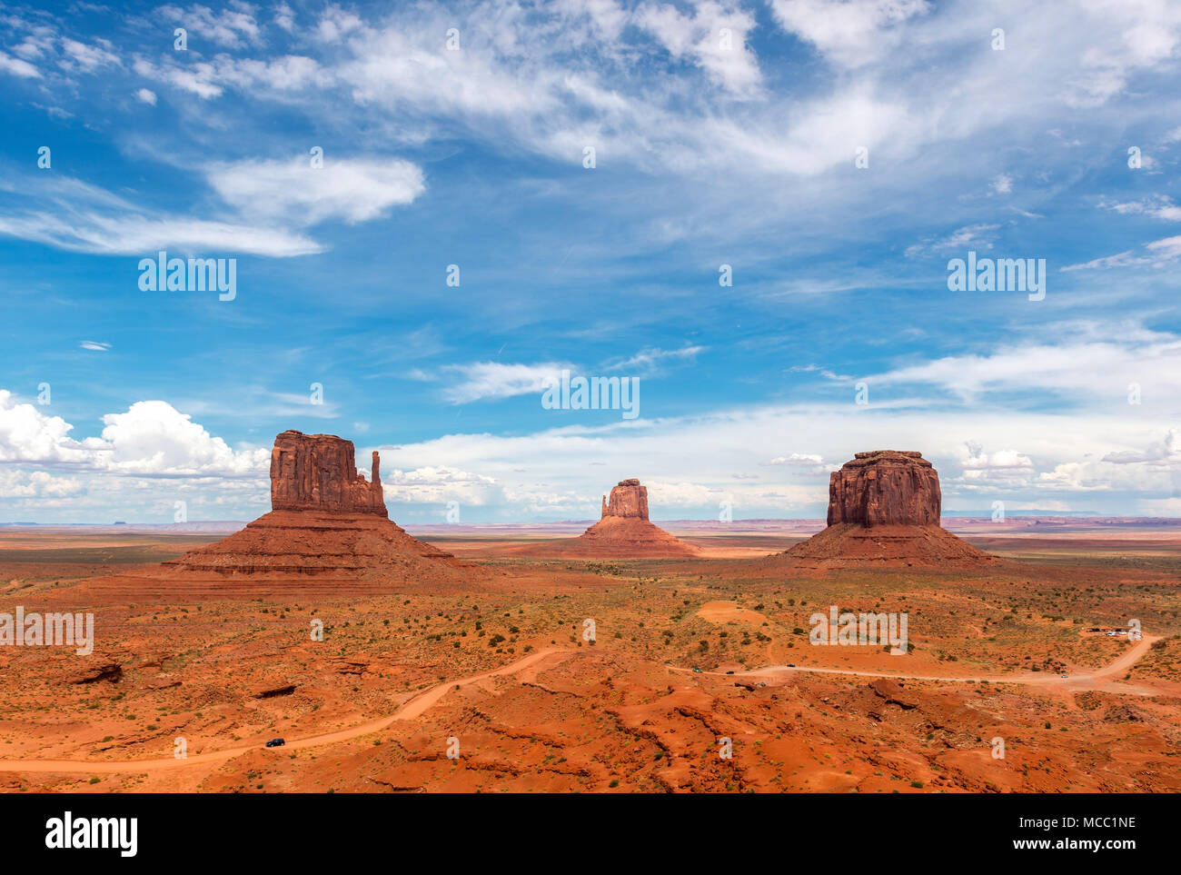 Der weltberühmte Merrick Butte, Ost und West Mitten im Monument Valley in der Navajo Nation im Bundesstaat Arizona und Utah, USA Stockfoto