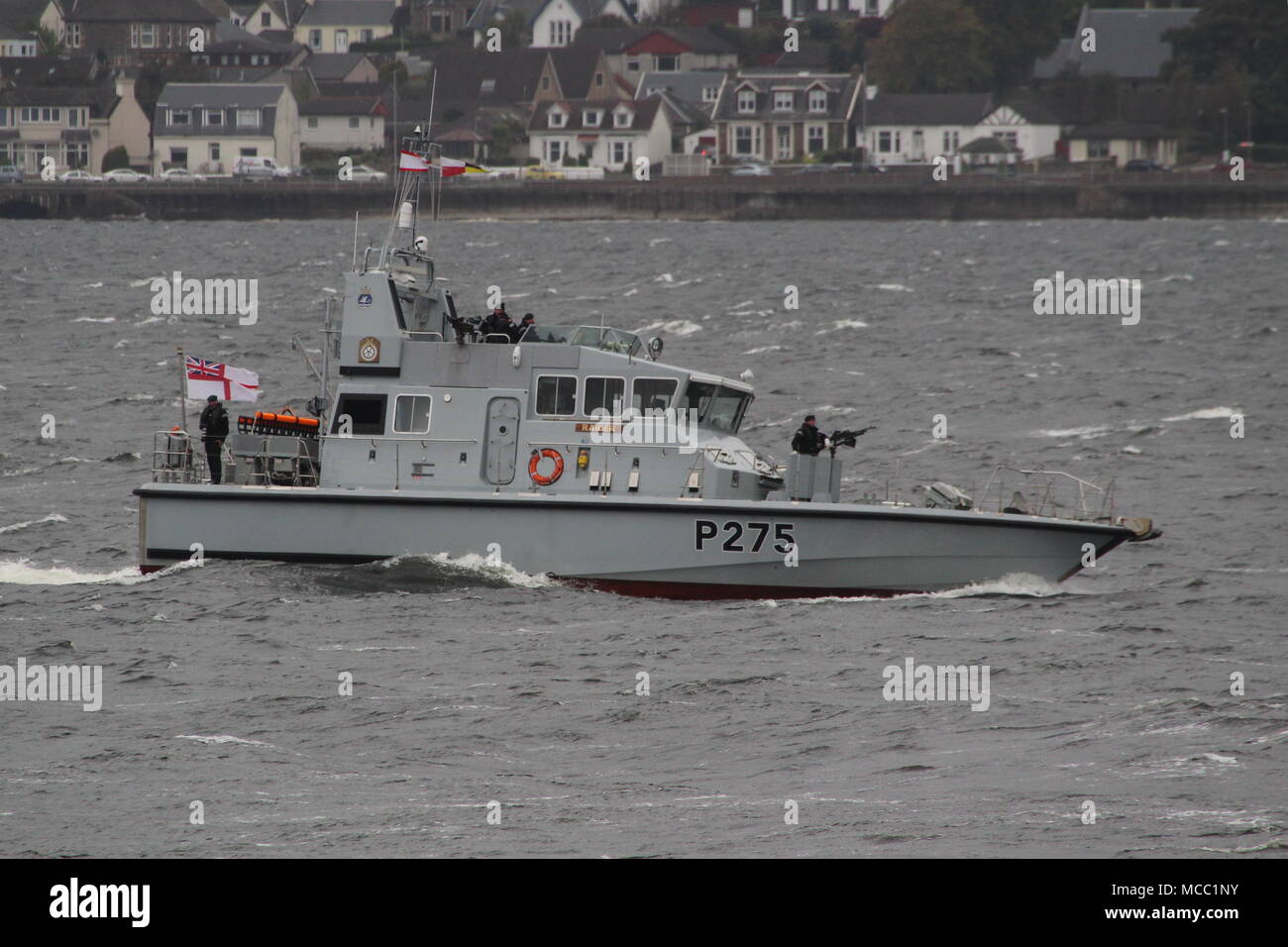 HMS Raider (P275), ein Bogenschütze-Klasse schnell Patrouillenboot von der Royal Navy betrieben, Begleitung der Ankunft der Trident-U-Boot HMS Victorious (S29) Stockfoto