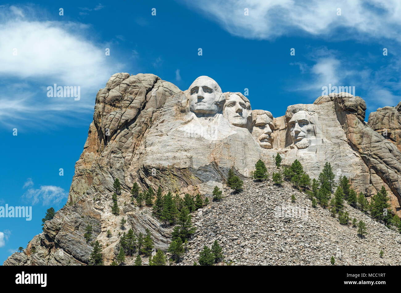 Komplette Weitwinkelansicht des Mount Rushmore National Monument mit dem umliegenden Wald und Natur in der Nähe von Rapid City in South Dakota, USA. Stockfoto